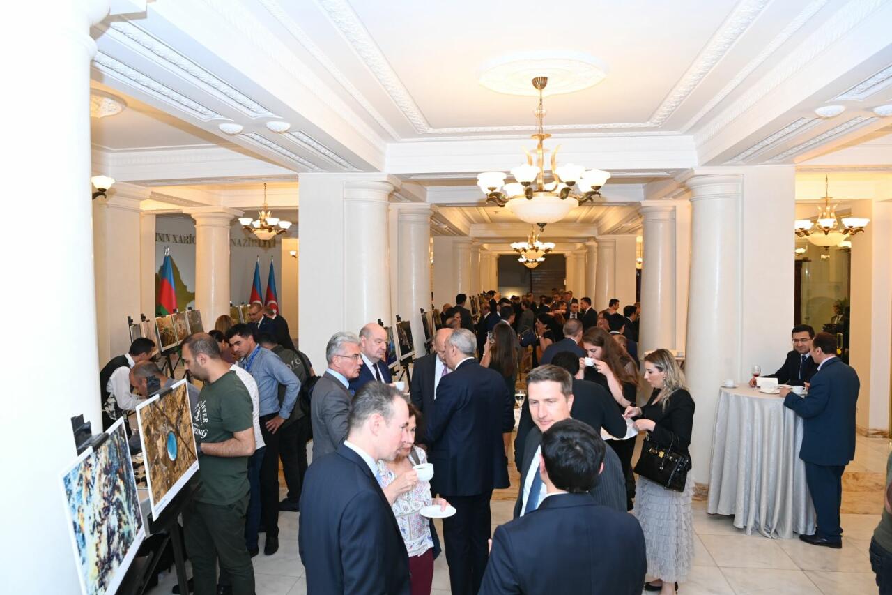 “Azersky” peyk təsvirlərinə həsr olunan sərgi keçirilib
