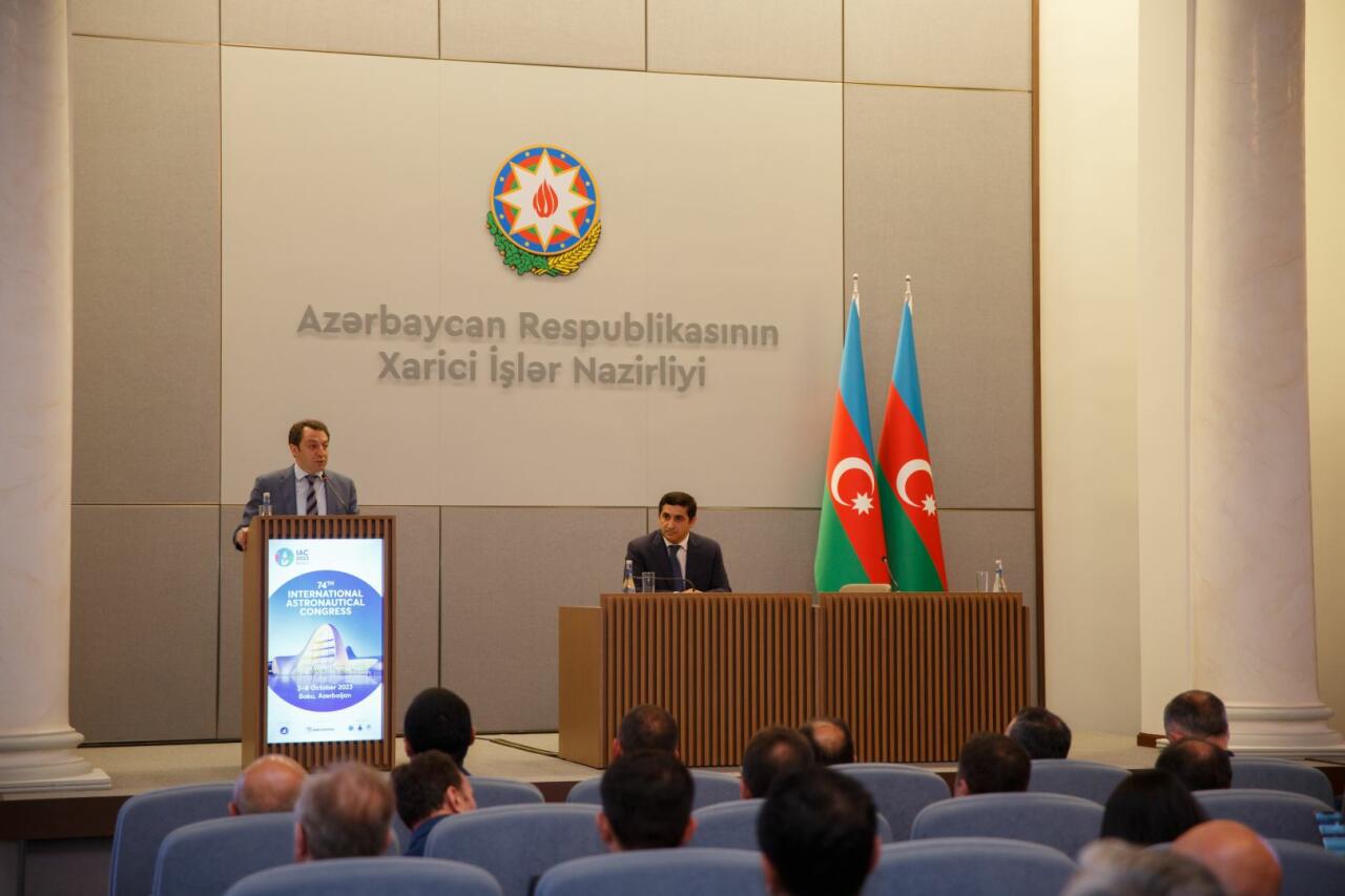 “Azersky” peyk təsvirlərinə həsr olunan sərgi keçirilib