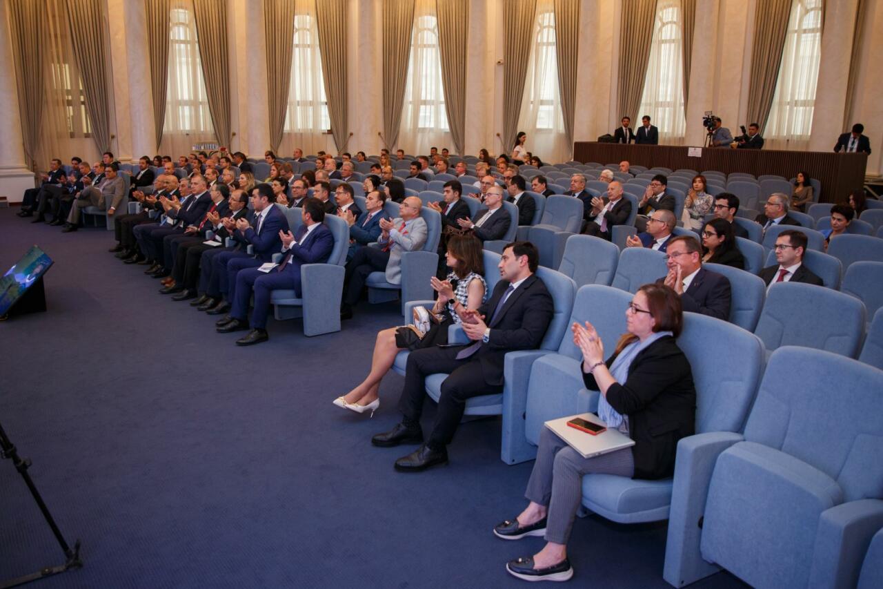 “Azersky” peyk təsvirlərinə həsr olunan sərgi keçirilib