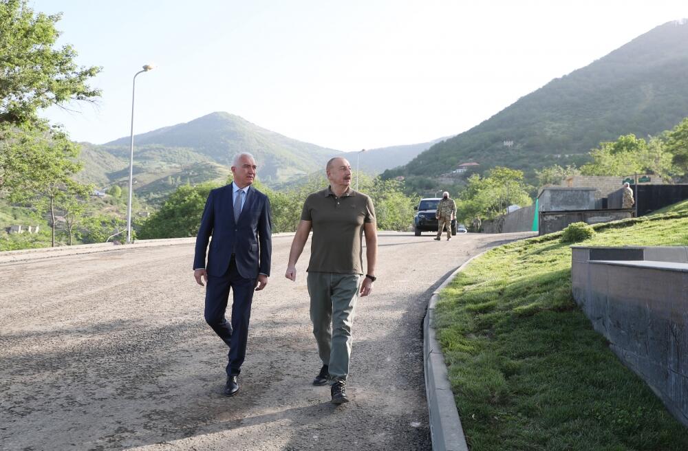 Президент Ильхам Алиев принял участие в открытии вывесок на улицах Гейдара Алиева, Победы и 28 Мая в Лачине