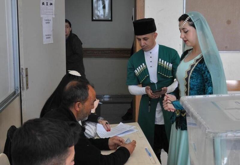 Qarsda prezident seçkilərinə Azərbaycan milli paltarında gəliblər