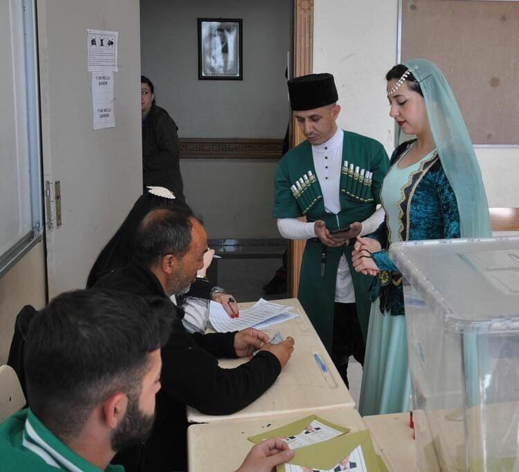 Qarsda prezident seçkilərinə Azərbaycan milli paltarında gəliblər