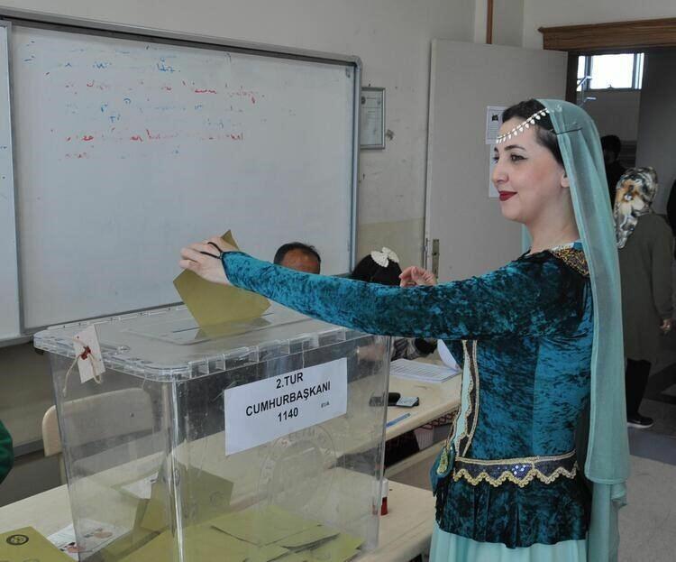 Qarsda prezident seçkilərinə Azərbaycan milli paltarında gəliblər