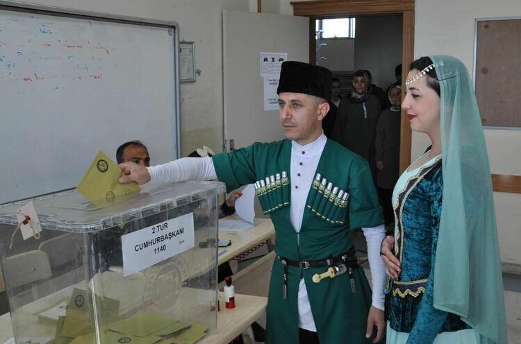 Qarsda prezident seçkilərinə Azərbaycan milli paltarında gəliblər