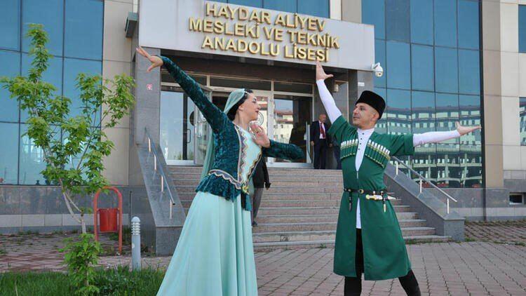 Qarsda prezident seçkilərinə Azərbaycan milli paltarında gəliblər