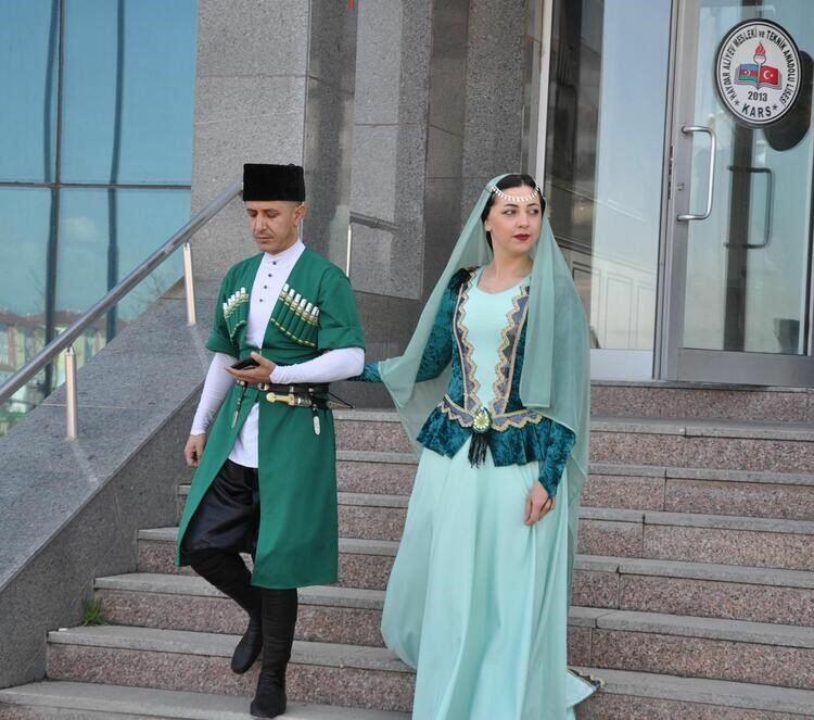 Qarsda prezident seçkilərinə Azərbaycan milli paltarında gəliblər