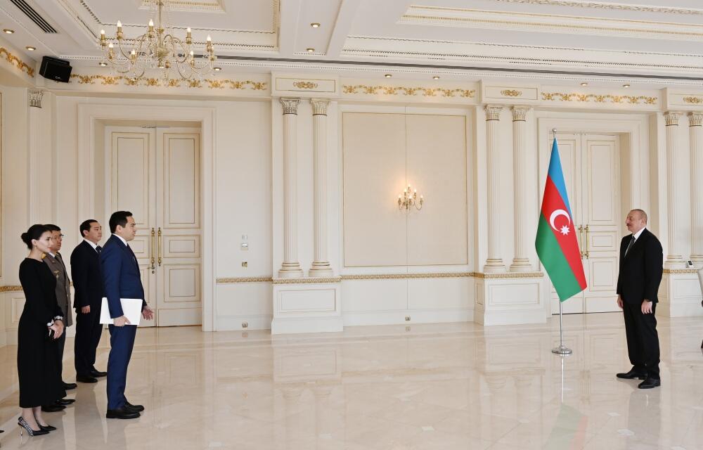 Президент Ильхам Алиев принял верительные грамоты новоназначенного посла Казахстана в нашей стране