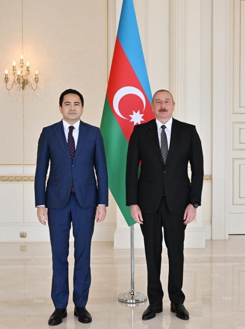 Президент Ильхам Алиев принял верительные грамоты новоназначенного посла Казахстана в нашей стране