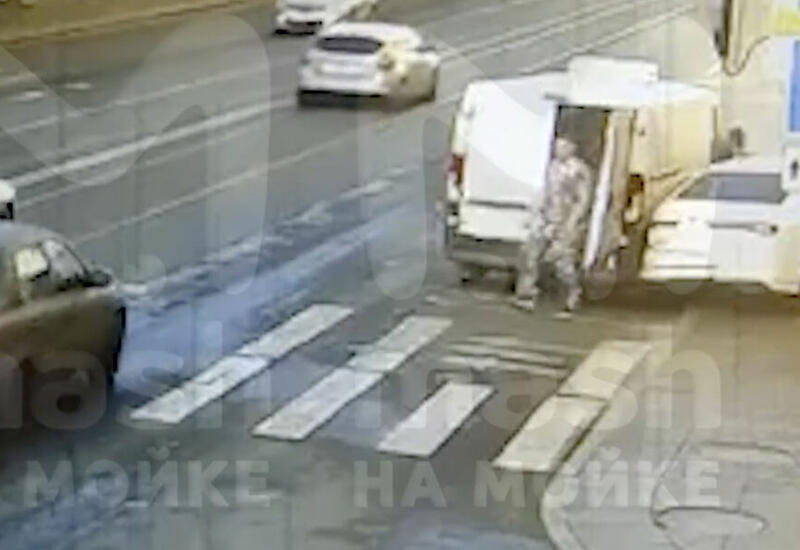 В Санкт-Петербурге автомобиль врезался в кафе с шавермой