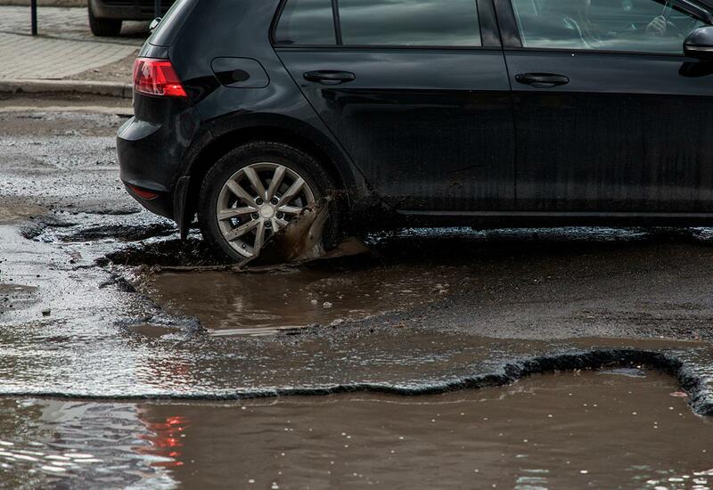 Британский водитель отсудил более миллиона фунтов за яму на дороге