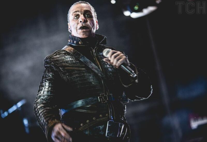 60-летний лидер Rammstein Тилль Линдеманн сильно упал прямо на сцене