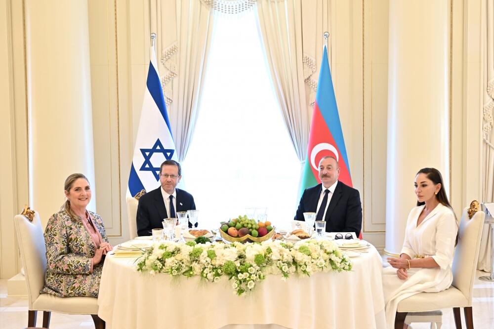 От имени Президента Ильхама Алиева и Первой леди Мехрибан Алиевой дан официальный ланч в честь Президента Ицхака Герцога и Первой леди Михаль Герцог