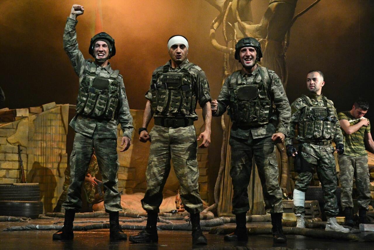 В Баку состоялась премьера спектакля "Balaca kişilər" по реальным событиям Карабахской войны