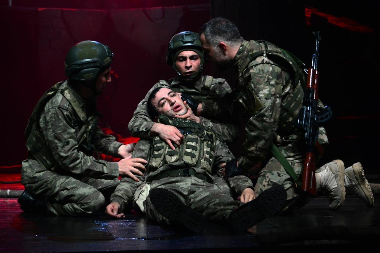 В Баку состоялась премьера спектакля "Balaca kişilər" по реальным событиям Карабахской войны