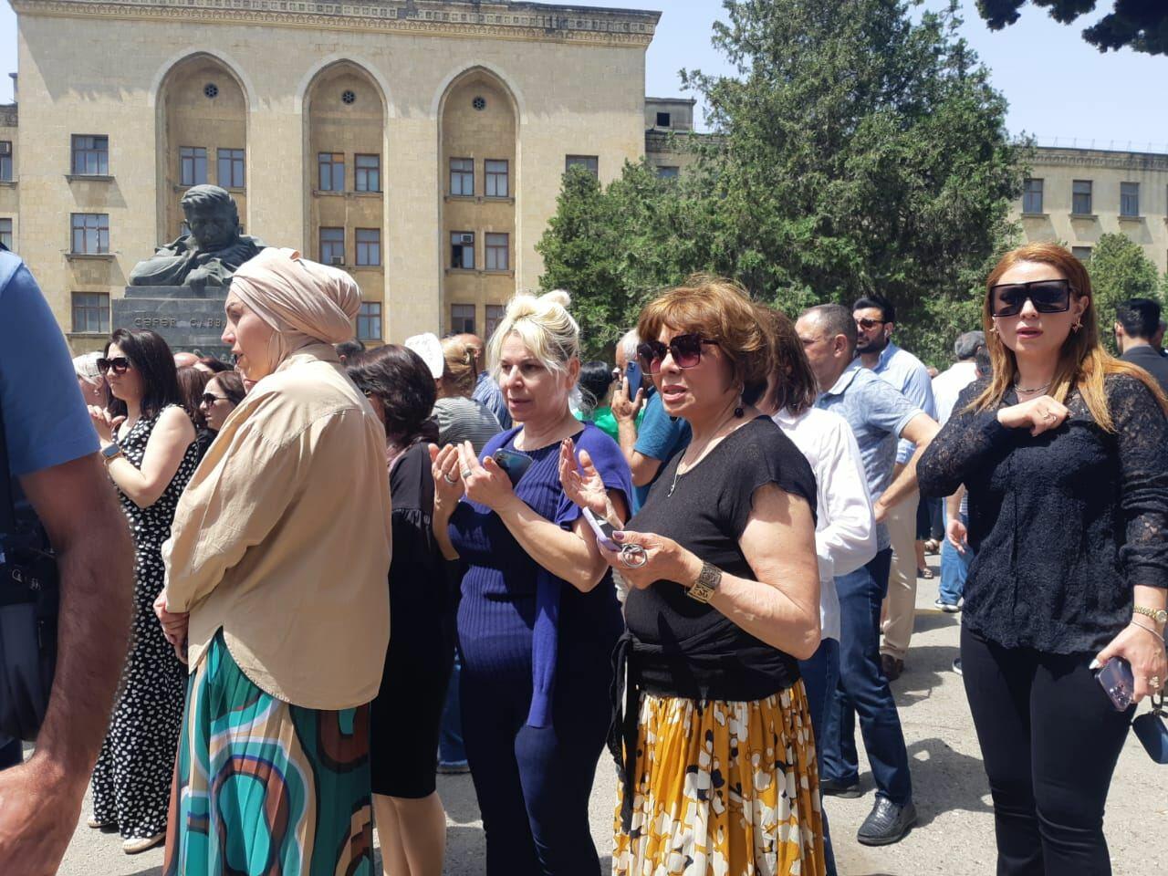 В Баку простились с заслуженным артистом Эльханом Гасымовым