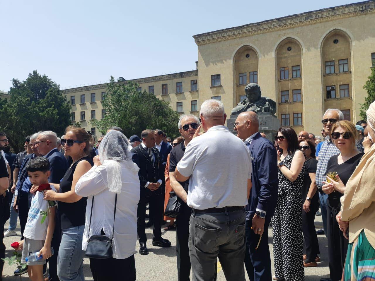 В Баку простились с заслуженным артистом Эльханом Гасымовым