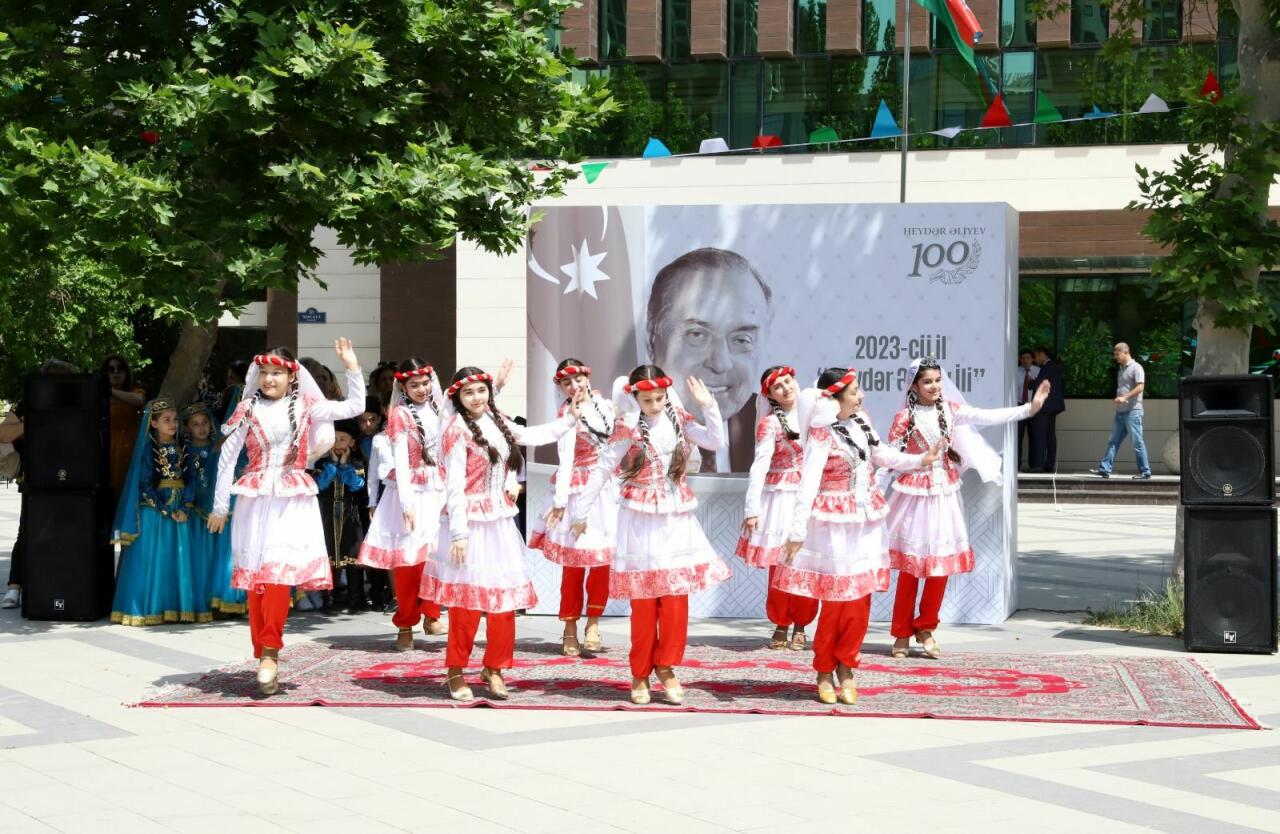 В Баку прошел VI Республиканский художественный фестиваль "AZƏRBAYCANIM"