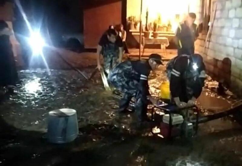 МЧС принимает меры по отводу воды из домов в Шамкирском районе