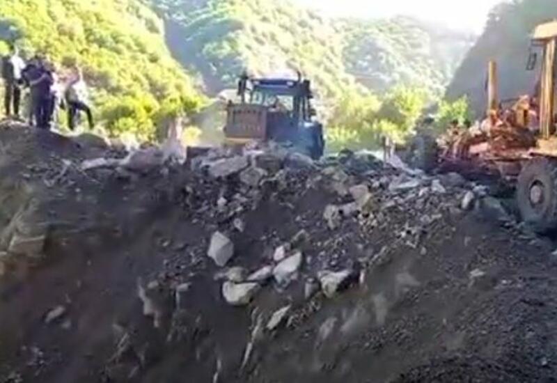 Восстановлено безопасное движение транспорта на дороге Исмаиллы-Лахыдж-Буровдал