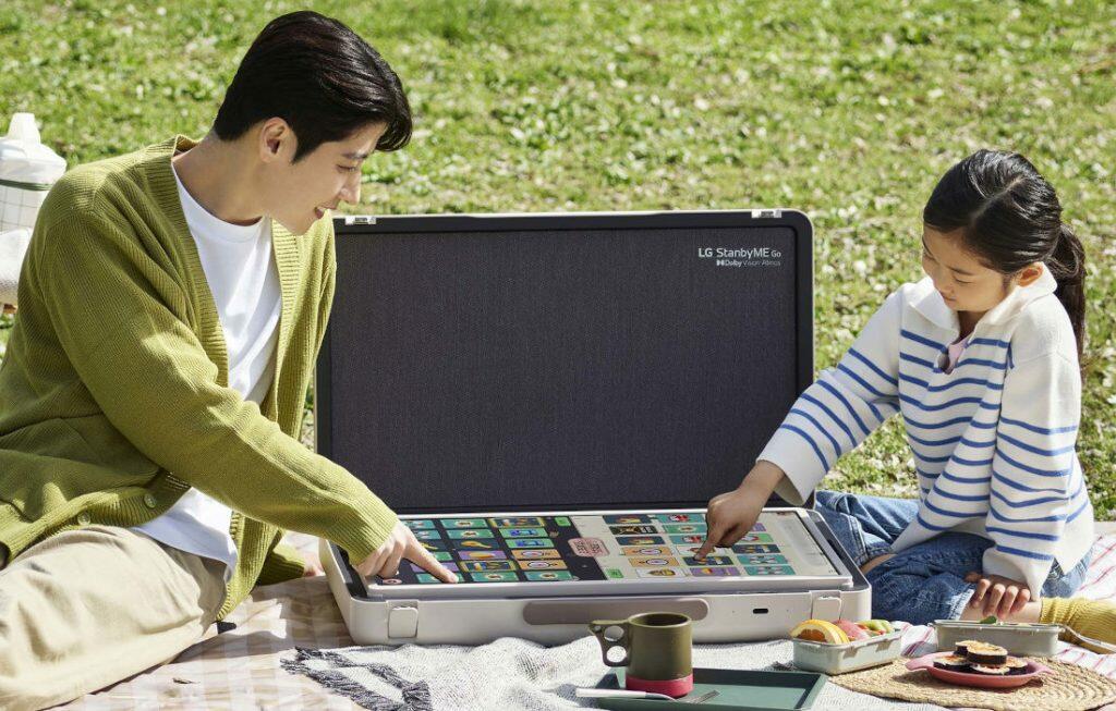 LG представила переносной монитор в чемодане