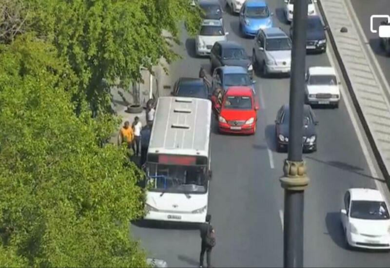 Bakıda avtomobil avtobusa çırpılıb, ölən var