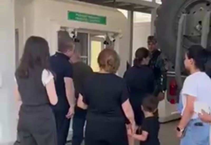 Армяне Карабаха проходят через КПП в Лачине