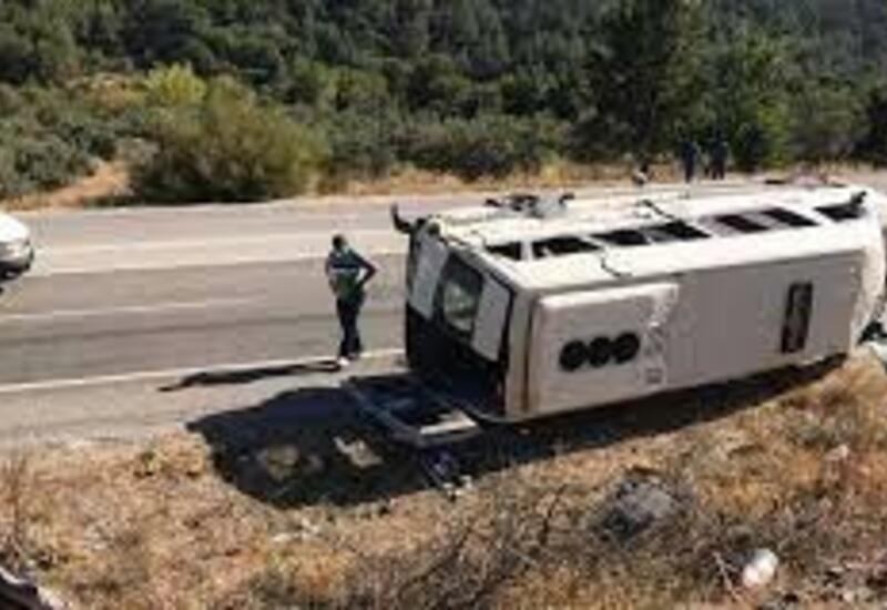 Türkiyədə sərnişin avtobusu aşıb