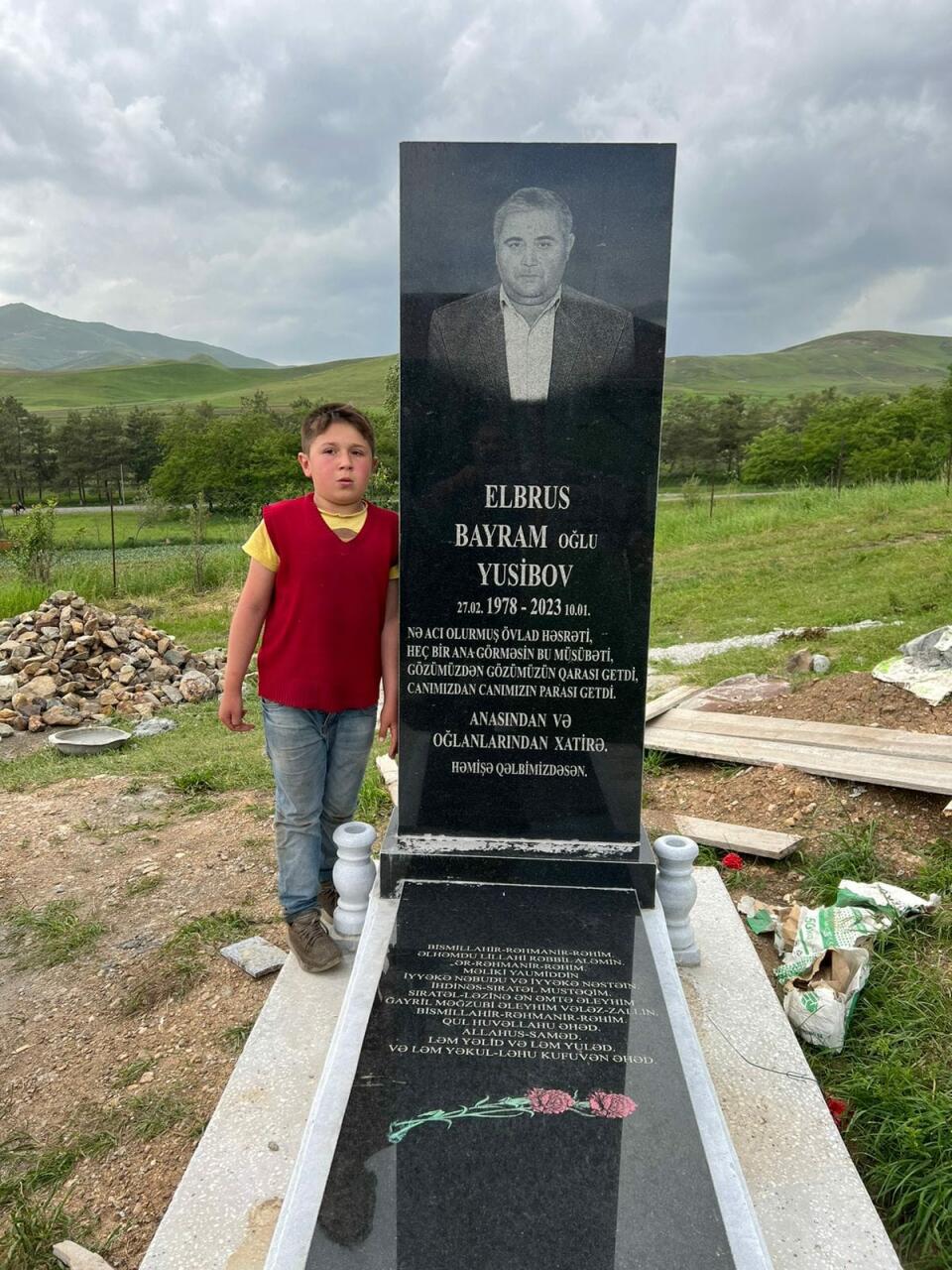 Atasına başdaşı düzəltdirmək üçün su satan Elvinlə bağlı