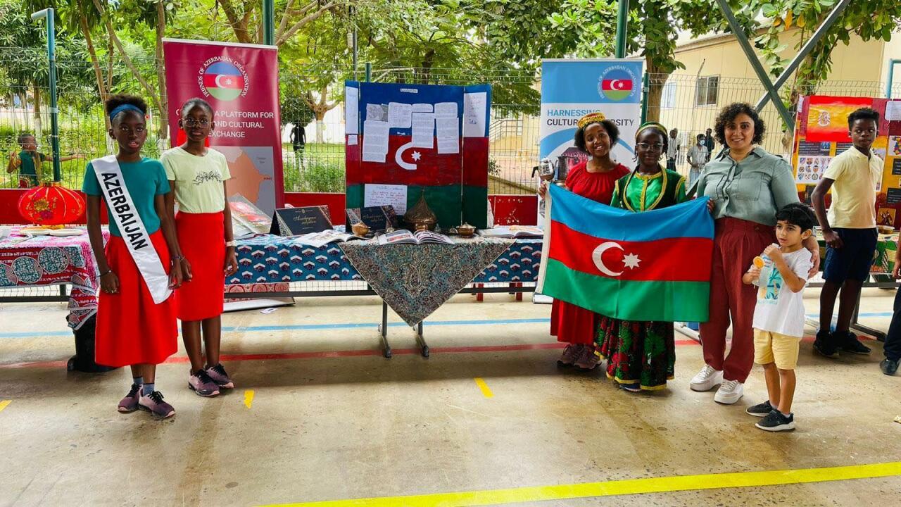 Африканские девушки исполняют азербайджанский танец в Анголе