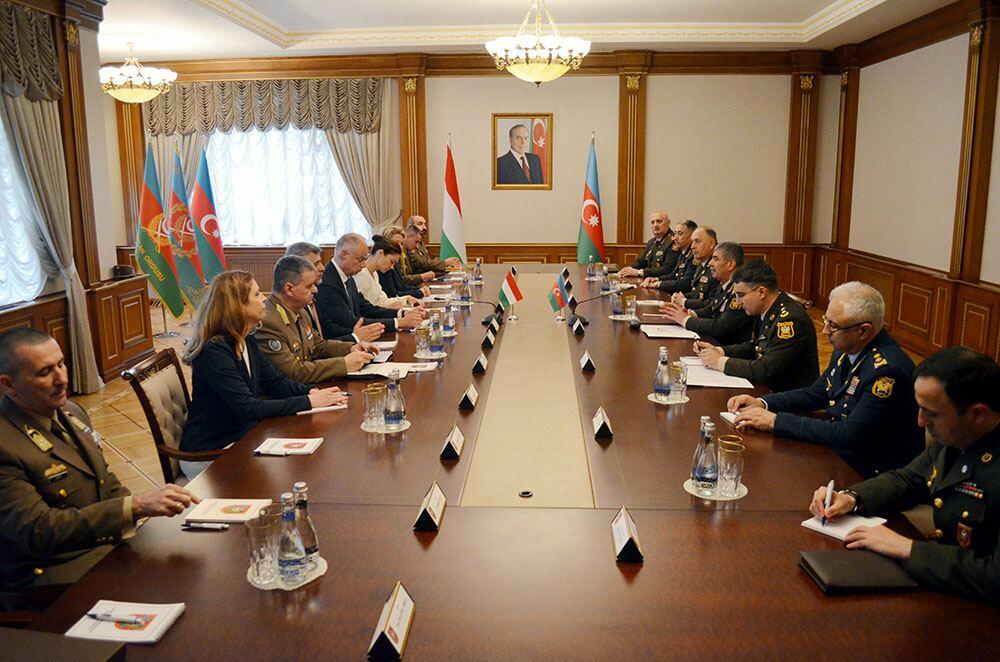 Министры обороны Азербайджана и Венгрии обсудили военно-политическую ситуацию в регионе