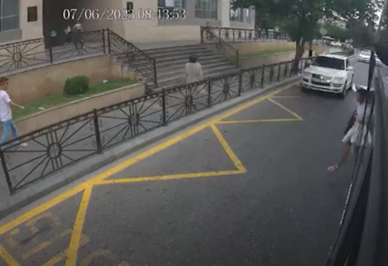 Bakıda avtobusdan enən şagirdi maşın belə vurdu