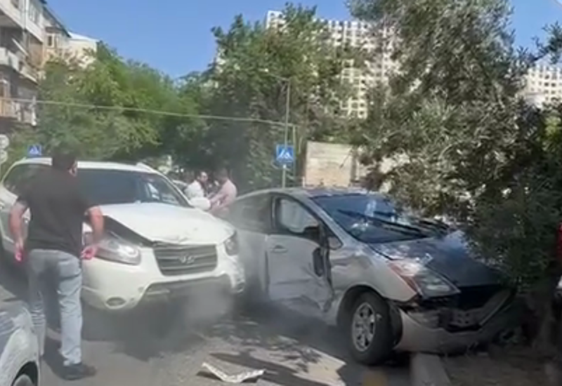 Bakıda "Prius" "Santafe" ilə toqquşdu