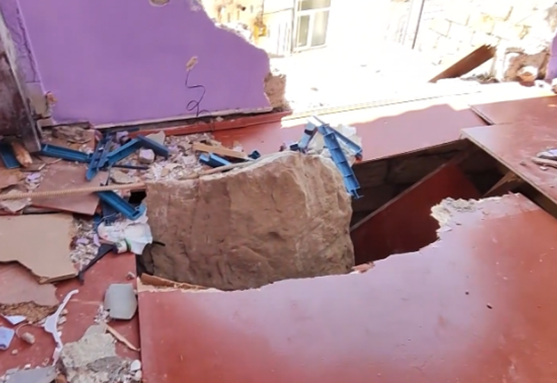 Bakıda evin üstünə qaya parçası düşdü