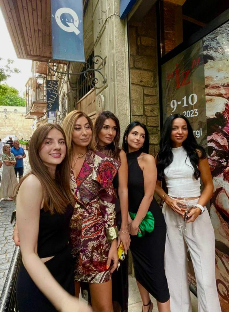 В Баку открылась выставка портретов "İz"