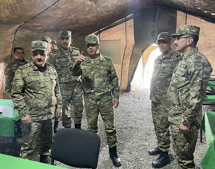 Закир Гасанов поcетил командно-штабные учения на освобожденных территориях страны