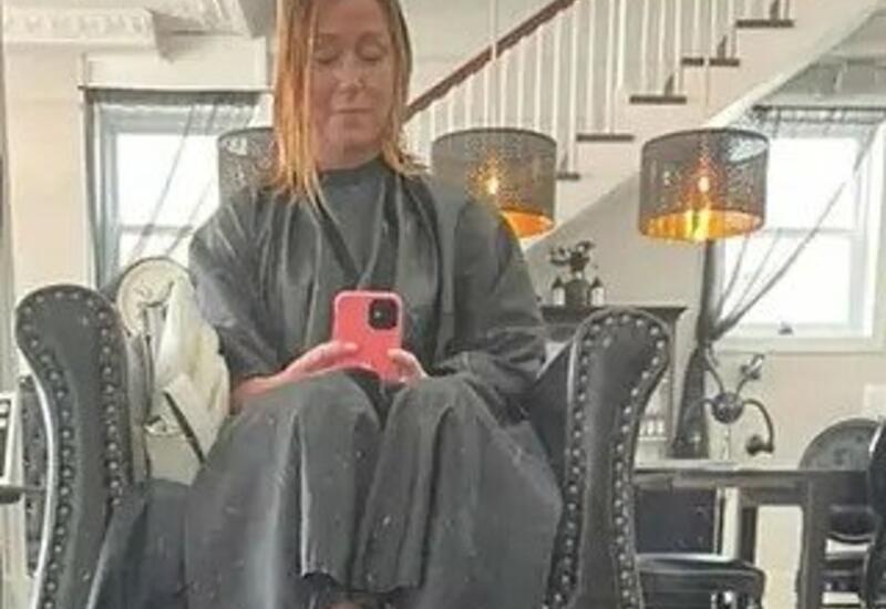 Женщина покрасила волосы в салоне красоты и расплакалась на камеру