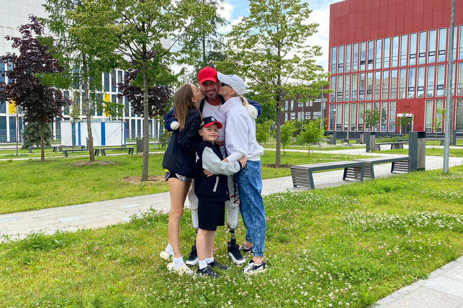 Костомаров опубликовал фотографию с семьей