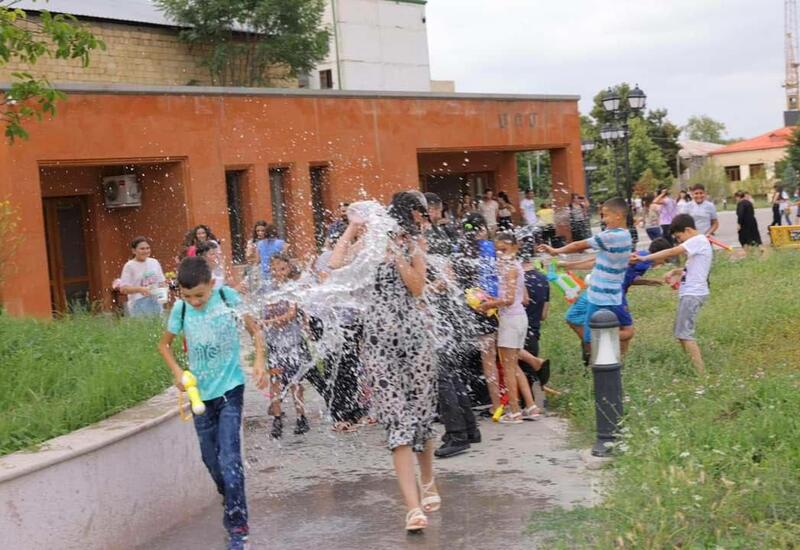 Вода тоже есть