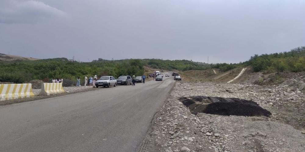 В окрестностях Агсу разбился туристический автобус
