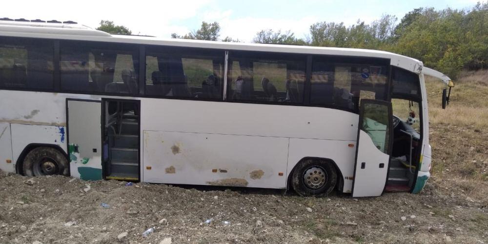 В окрестностях Агсу разбился туристический автобус