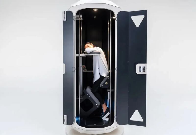 В Японии выпустили специальные капсулы, в которых люди могут спать стоя