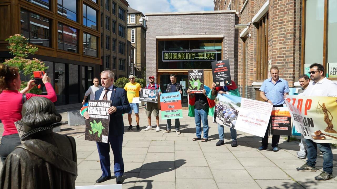Акция азербайджанской общины перед офисом Amnesty International в Лондоне
