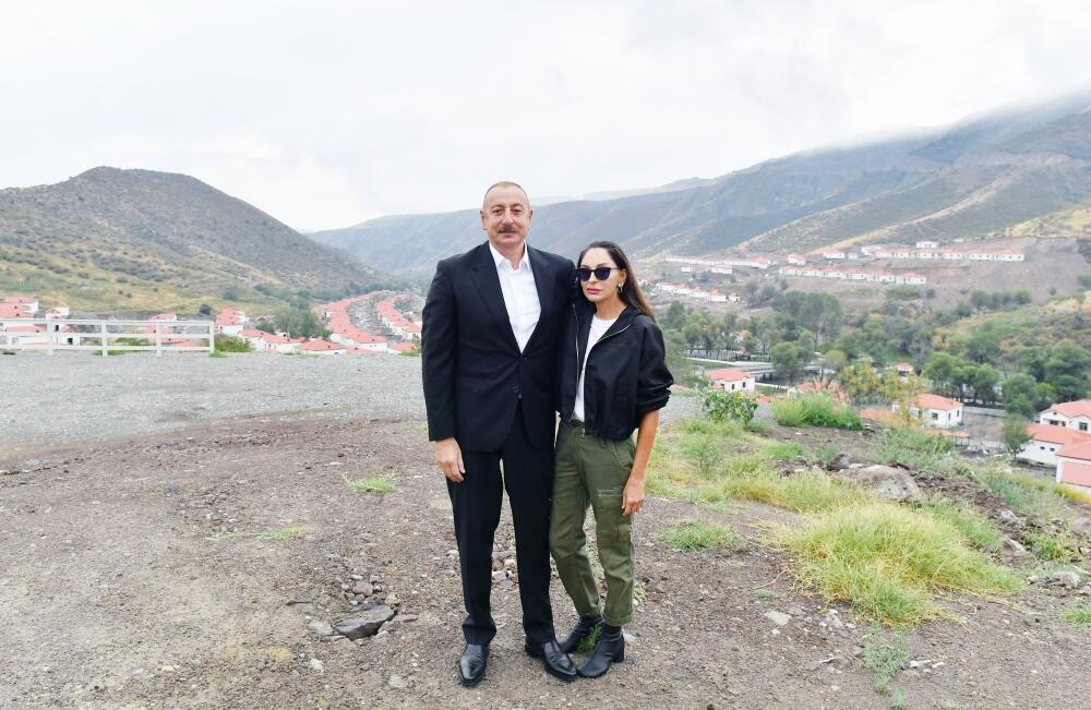 Президент Ильхам Алиев и Первая леди Мехрибан Алиева ознакомились с работой, проделанной в селе Забух Лачинского района, и встретились с жителями