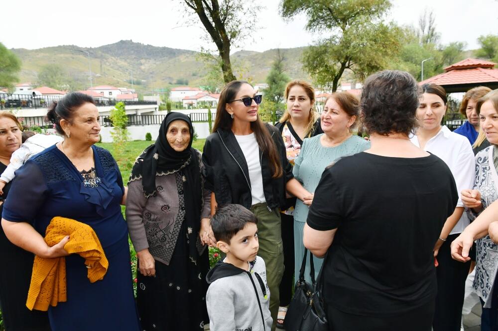 Президент Ильхам Алиев и Первая леди Мехрибан Алиева ознакомились с работой, проделанной в селе Забух Лачинского района, и встретились с жителями