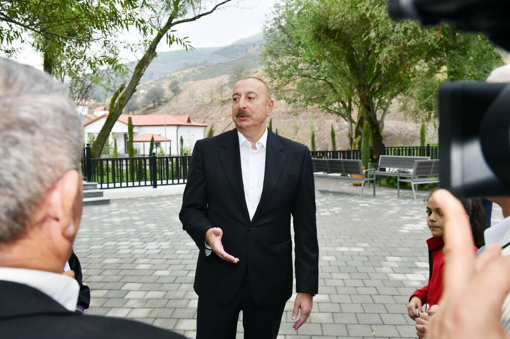 Президент Ильхам Алиев и Первая леди Мехрибан Алиева ознакомились с работой, проделанной в селе Забух Лачинского района, и встретились с жителями