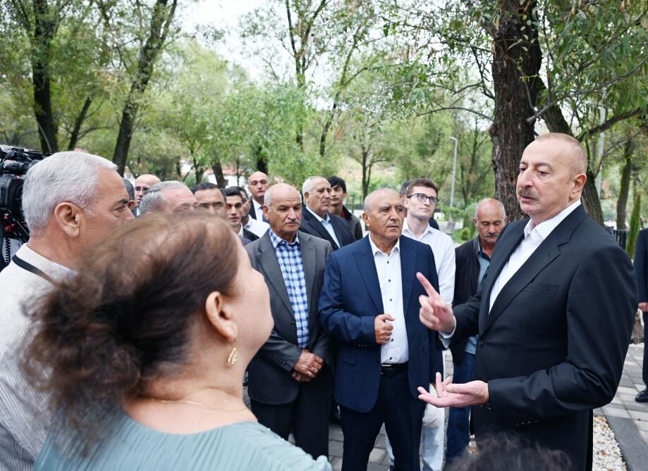 Президент Ильхам Алиев и Первая леди Мехрибан Алиева ознакомились с работой, проделанной в селе Забух Лачинского района, и встретились с жителями