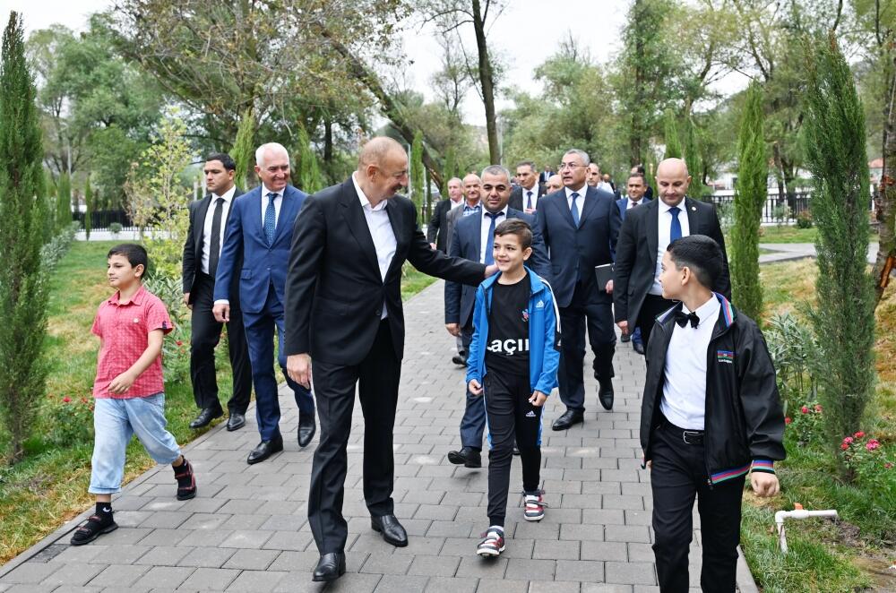 Президент Ильхам Алиев и Первая леди Мехрибан Алиева ознакомились с работой, проделанной в селе Забух Лачинского района, и встретились с жителями