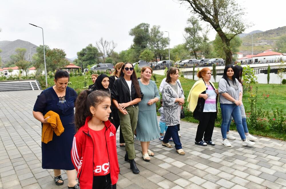 Президент Ильхам Алиев и Первая леди Мехрибан Алиева ознакомились с работой, проделанной в селе Забух Лачинского района, и встретились с жителями