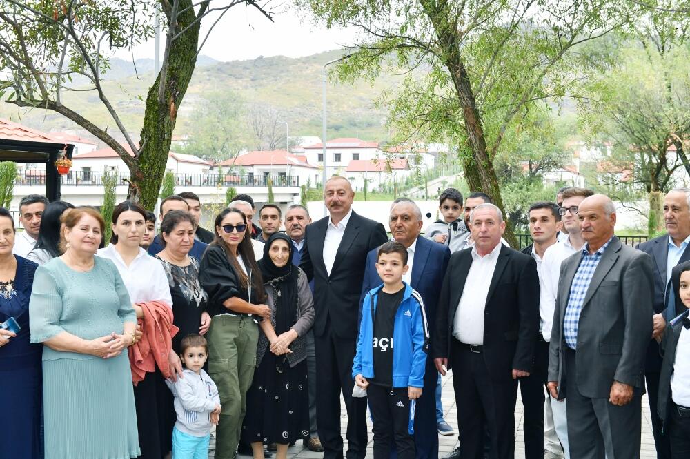 Президент Ильхам Алиев и Первая леди Мехрибан Алиева ознакомились с работой, проделанной в селе Забух Лачинского района, и встретились с жителями