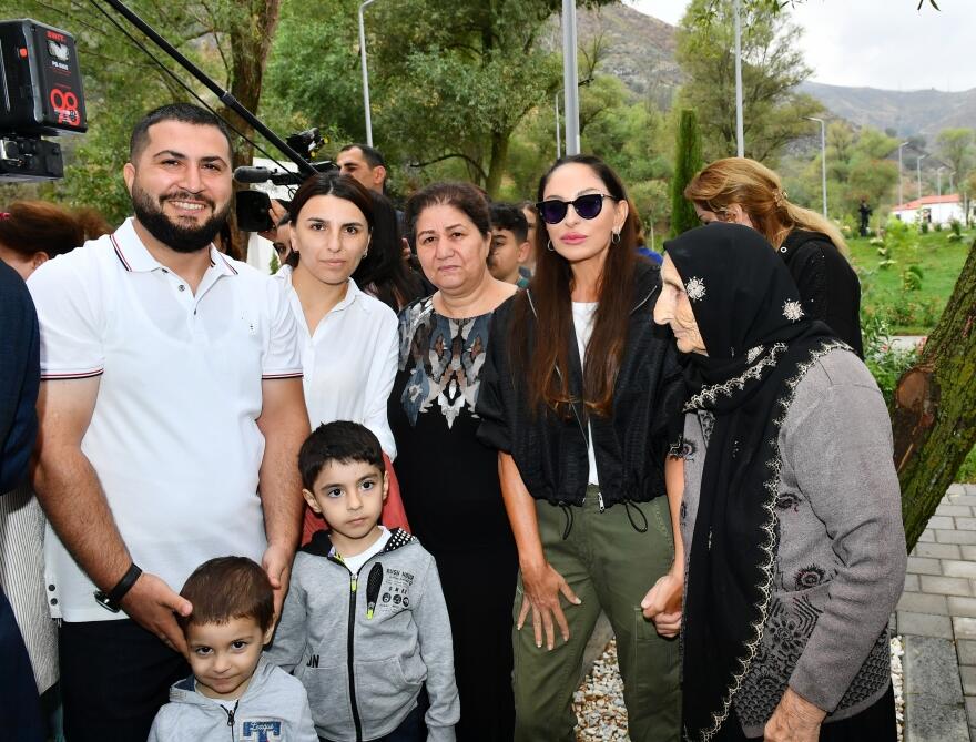 Президент Ильхам Алиев и Первая леди Мехрибан Алиева ознакомились с работой, проделанной в селе Забух Лачинского района, и встретились с жителями